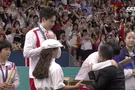 刘国梁给“莎头”颁奖图片