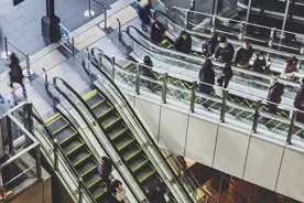 如何更安全地使用自动扶梯？日本倡导“靠边站别动”图片