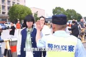 25年送考！这位“警察爷爷”想在退休前再替孩子们站一次岗图片