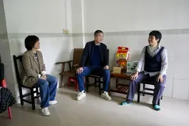 琼中新华书店员工向周世莲献爱心图片