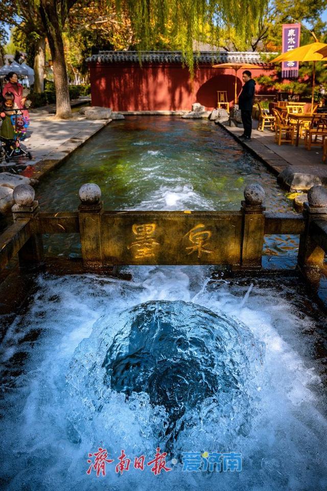 一年四季 泉在济南丨济南泉景再添彩！墨泉、梅花泉、漱玉泉争相喷涌，市民赏泉络绎不绝