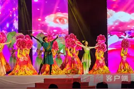 “清风大舞台”的精彩演出，让清凉的风吹到“康康”的心坎上图片