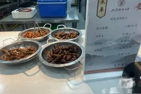 上财食堂推出“油炸昆虫”：有云南同学点了3种，有老师称不敢吃图片
