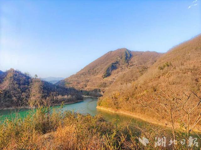 郧西县马安镇：山披金缕水含烟