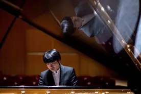 “天才”华裔钢琴家周善祥：5岁作曲，9岁上大学，买下一座教堂开音乐会图片