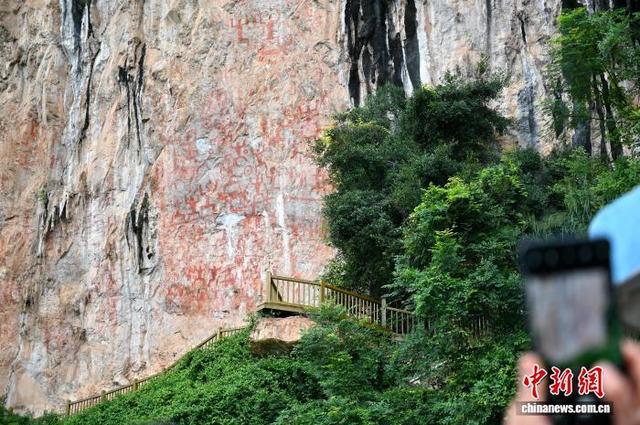 广西宁明：游人乘船争睹花山岩画