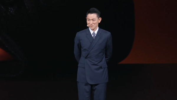 刘德华现身华为发布会现场 新款三折叠搭载麒麟9020