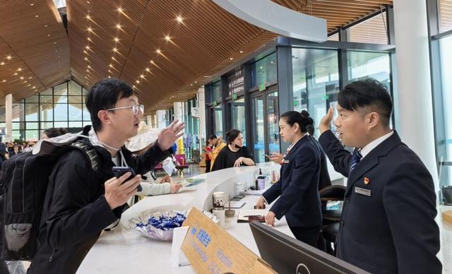 丽江暑期游受热捧 自然风光与热情服务获游客赞誉