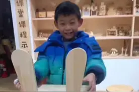 火了！武汉9岁男孩自己打家具，网友：上链接图片