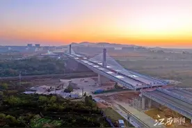 赣江新区：跨京九铁路和昌九城际铁路双转体斜拉桥完成转体图片
