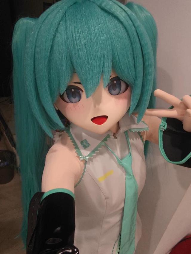 卖价过万的「大头娃娃」，成了「痛系」年轻人的新型奢侈品