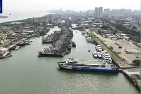 南海进入伏季休渔期 广西北海渔船返港渔民封存渔网图片