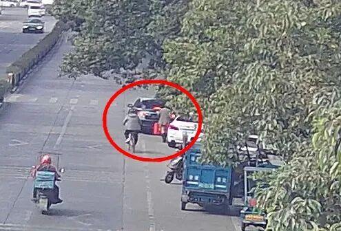 浙江一女子取出300万公司年底分红，放进一辆黑色无牌轿车，警方一路追击，两辆警车一前一后将车辆成功拦截，当场抓获2名嫌疑人