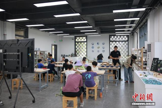 浙江龙泉：青瓷宝剑“点燃”暑期文旅热