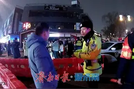 济南太美小女孩游玩迷路，交警太赞帮助孩子找回家人图片