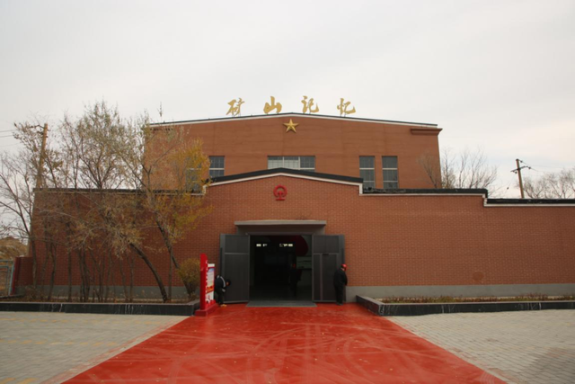 赏秋色，观月色，品红色……就来白云鄂博