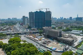 建宁路上，这个隧道工程穿城门过桥墩图片