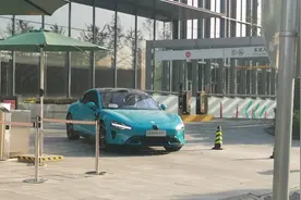 小米SU7道路测试被投诉 ：学生家长担心“安全隐患”图片