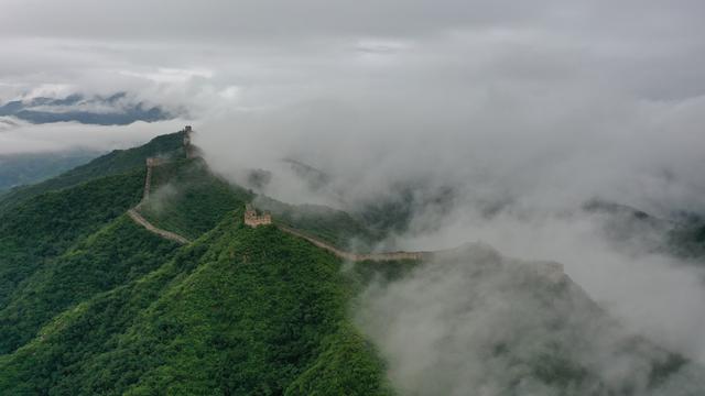 雨涤燕塞千峰晓 云涌金城万堞浮