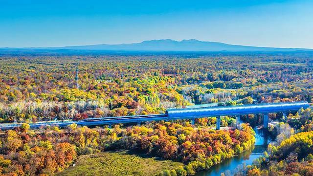 沈白高铁解锁吉林：秋之彩色吉林 层林尽染之美