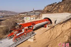 西延高铁沮河特大桥箱梁架设顺利完成图片