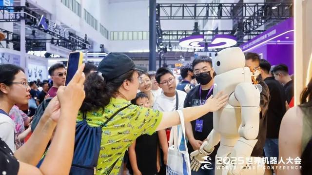 钢铁之躯也有“有趣的灵魂”——2025世界机器人大会观后