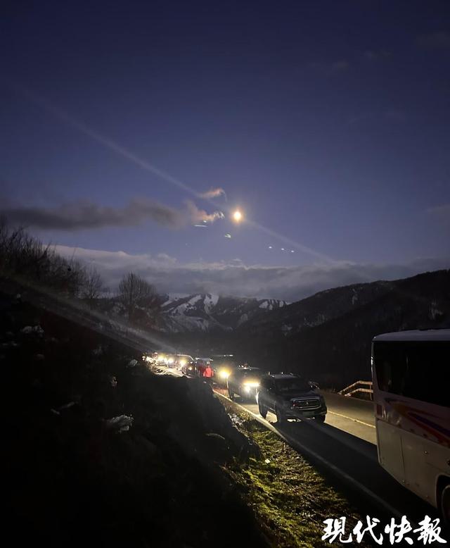 新疆阿勒泰旅行团被困高速18小时