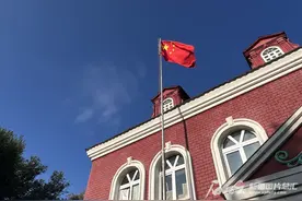 “老旗手”沙勒克江第811次升起国旗图片