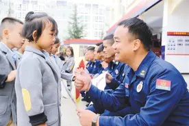 萌娃走进消防队 互动体验学知识图片