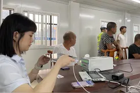 建行潮州市分行：走进工地为农民工办理工资卡图片