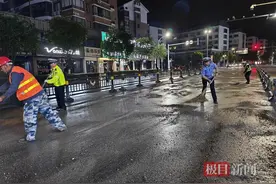 鹰潭一车辆“漏油”200米致多名骑车人滑倒，交警清理至凌晨图片
