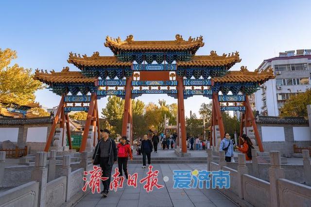 一年四季 泉在济南丨济南府学文庙初冬美景古韵悠长，游客赏景流连忘返
