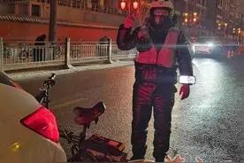 【新春走基层】穿梭大街小巷 对话代驾小哥：将顾客安全送达有成就感图片
