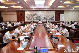邹文辉主持娄底市委理论学习中心组2024年第十二次集体学习图片