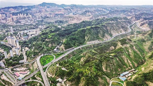 南北两山披绿装 黄河之滨展新颜