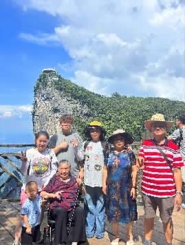 看海、登山……“00后”小伙推轮椅带九旬外婆看世界