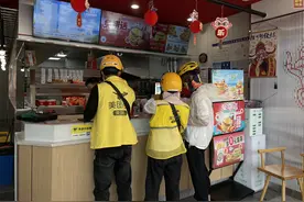 外卖大战进行时：消费者薅羊毛  部分商家爆单图片