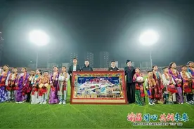 22个高原娃的足球“追光”之旅图片