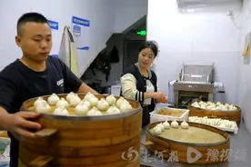 深夜救助女童的河南夫妇又做善事：奖金换成包子送给环卫工图片
