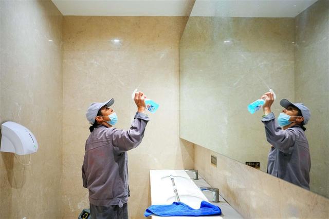 东湖南路上演初冬的浪漫：满径梧桐黄，一路保洁忙