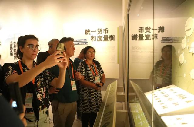 “我们处在同一片星空下” | 中外诗人参观陕西历史博物馆秦汉馆