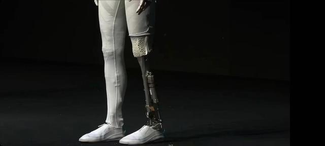 现场剪开机器人“衣服”！小鹏汽车发布多款AI产品，何小鹏：目标2026年实现量产