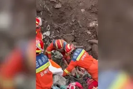 注意安全！消防员搜救时身后巨石滚落图片