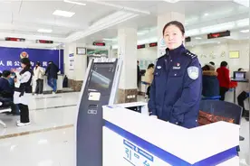 薛家岛派出所民警盖晓菲全心全意为群众办实事解难题图片