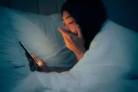 关灯了还在刷手机？注意！说的就是躺着看手机的你→图片