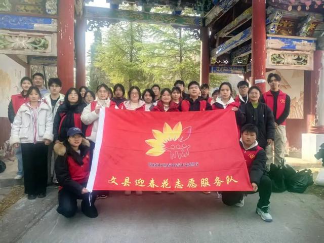 【青春护绿志愿行，环境焕新我先行】文县团委积极组织“返家乡”大学生参与环境卫生整治