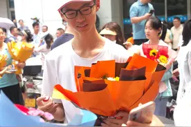 济南中考结束，考生和家人团聚满脸喜悦图片