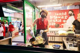 大朗“夜经济”持续升温，百万主播“炒粉姐”开店图片