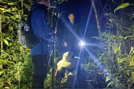 江西龙南：两名游客深夜被困山中 消防员2小时成功搜救图片