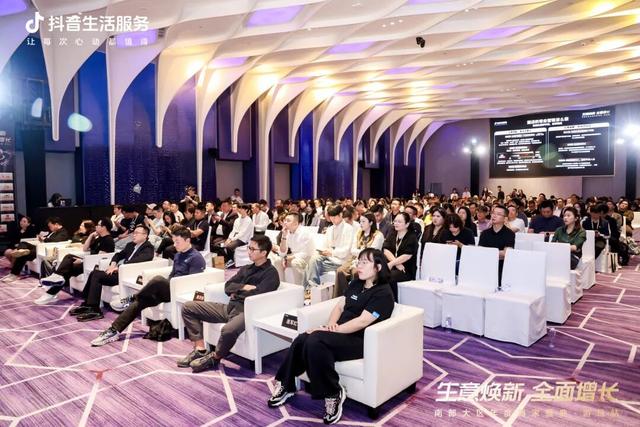 荣耀加冕！十二背后荣膺抖音2025“年度游玩新锐成长奖”！